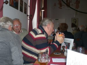 Ronald Schmalfuß und Lothar Blechschmidt (†) beim Fachsimpeln