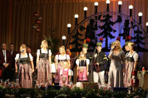 Finale mit Jana als Moderatorin, den Folkloristen und den Bergsängern